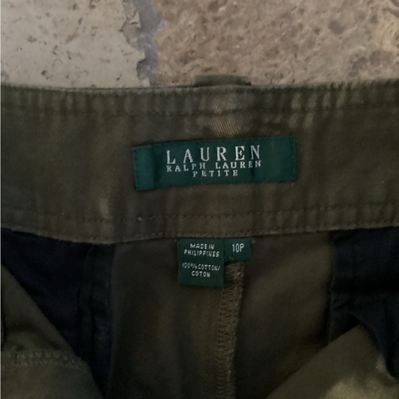 Lauren Ralph Lauren cargo shorts-SZ 10P
Waist 17”
Inseam 6”
Rise 6”
D1 - Picture 3 of 3